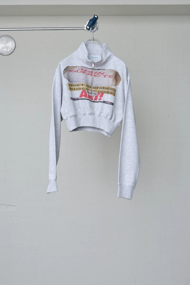 CROPPED HALF-ZIP "MAIN CHARACTER" SWEAT［BODYSONG.］