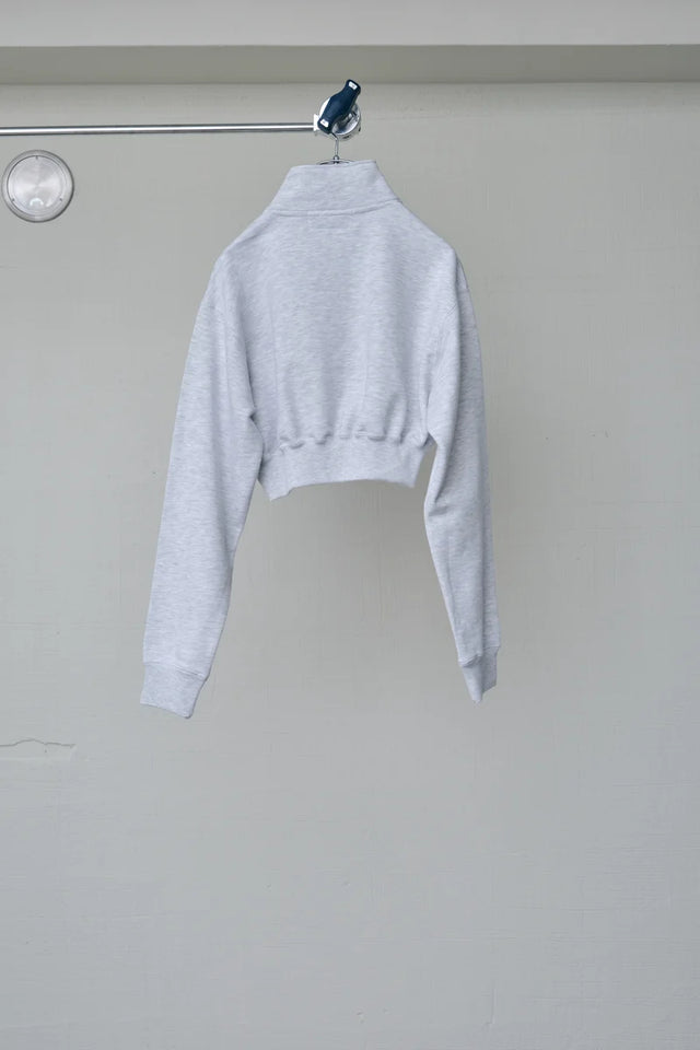 CROPPED HALF-ZIP "MAIN CHARACTER" SWEAT［BODYSONG.］