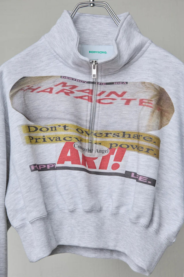 CROPPED HALF-ZIP "MAIN CHARACTER" SWEAT［BODYSONG.］