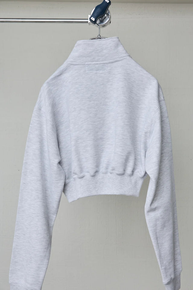 CROPPED HALF-ZIP "MAIN CHARACTER" SWEAT［BODYSONG.］