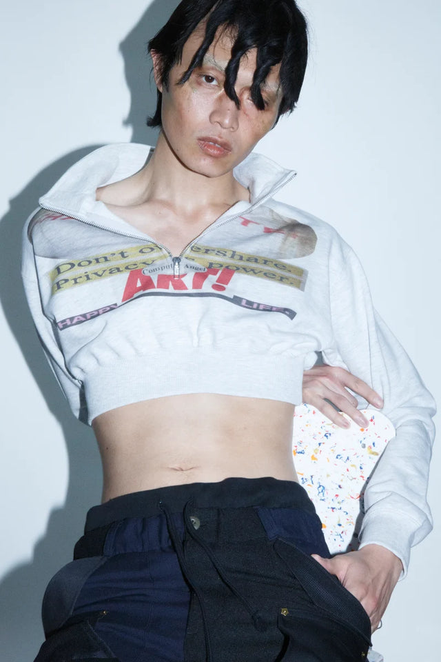 CROPPED HALF-ZIP "MAIN CHARACTER" SWEAT［BODYSONG.］